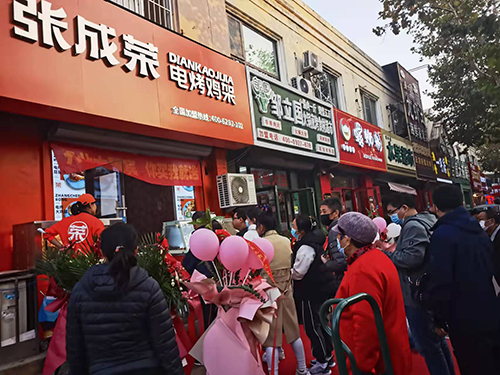張成榮電烤雞架店生意好不好？來的人多嗎